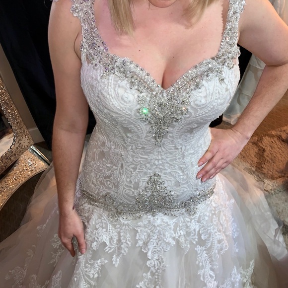 Wedding Dress - Allure - Picture 2 of 8